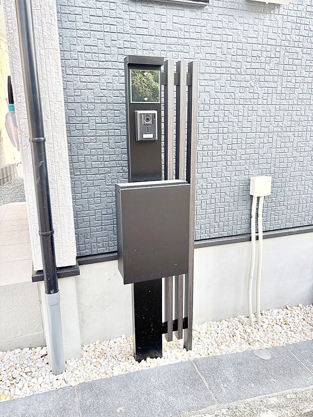 【その他現地】表札・インターホン・ポストをひとつに集約。エントランスになじむシンプルデザイン。