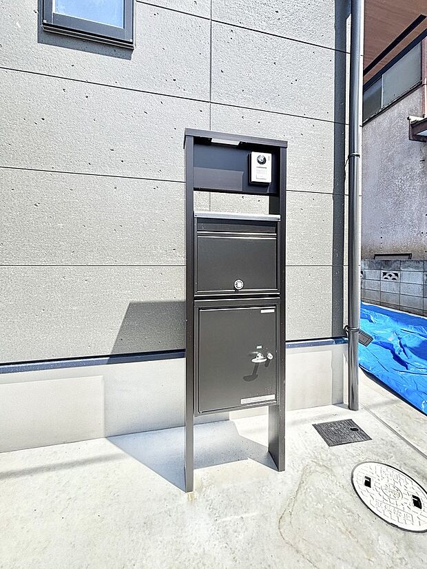 【その他現地】表札・インターホン・ポスト・宅配BOXをひとつに集約。エントランスになじむシンプルデザイン。