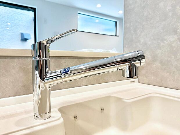 【その他設備(浄水器)】いつでも清潔なおいしいお水を。一つの水栓で水道水と浄水を使い分け。