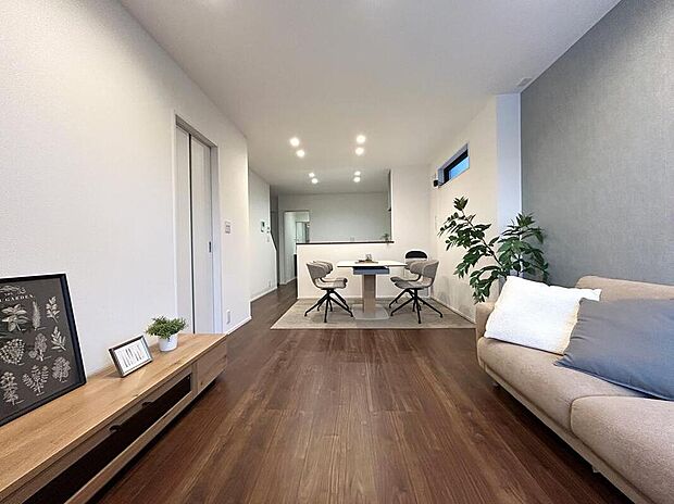 【2号棟LDK/約16.2帖】
対面式キッチン×リビング階段を採用したLDK。コミュニケーションを育みやすい間取りです。階段下スペースを活用した収納付きで、掃除用具や生活用品の置き場として重宝します。