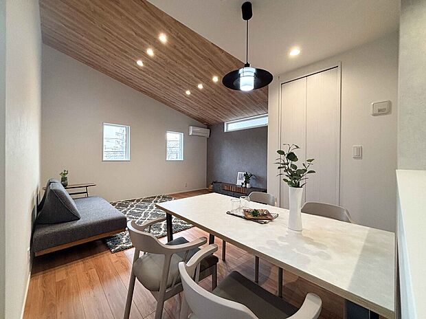 【城南区友丘2丁目】
勾配天井を施した約18.0帖のLDK。空間にメリハリをもたらします。2階リビングのため、通行人の視線を気にすることなくごゆっくりとお過ごしいただけます。/2026年3月撮影