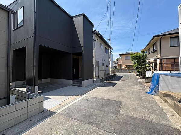 【1号地・外観】
1台分のハーフガレージ付き(車種による)。雨の日でも濡れずに乗り降りや荷物の積み込みができます。/現地(2026年7月)撮影