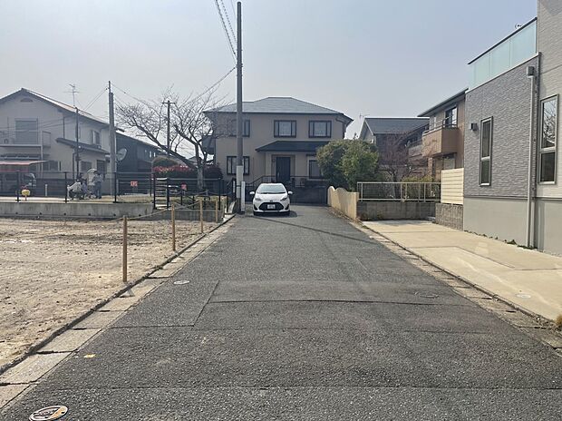 【前面道路含む現地写真】
保育園、小学校まで徒歩7分、中学校まで徒歩11分と毎日の通園・通学がしやすい住環境。子育て世帯にもおすすめです。/現地(2026年3月)撮影