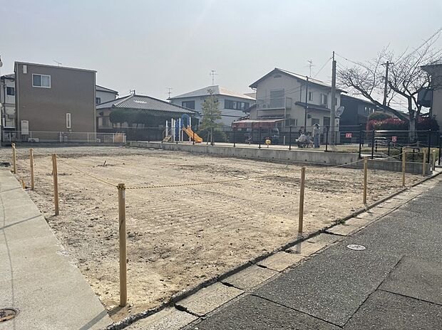 【現地土地写真】
周辺は住宅などが建ち並ぶエリアで、交通量が少なめです。現地西側には公園があり、ちょっとした空き時間なども、気軽にお子様を遊ばせることができます。/現地(2026年3月)撮影
