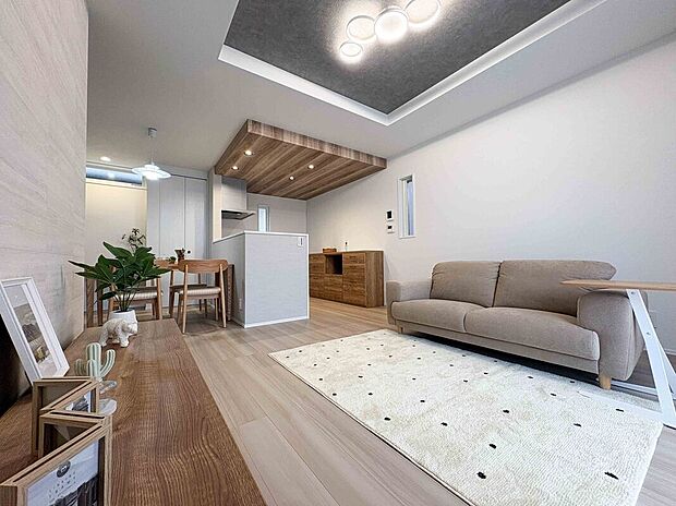 【LDK/約17帖】
リビング上部は折上げ天井・キッチン上部には折下げ天井が施され、立体感のある空間。リビングとキッチン・ダイニングをゆるやかにゾーニングできる間取り設計です。