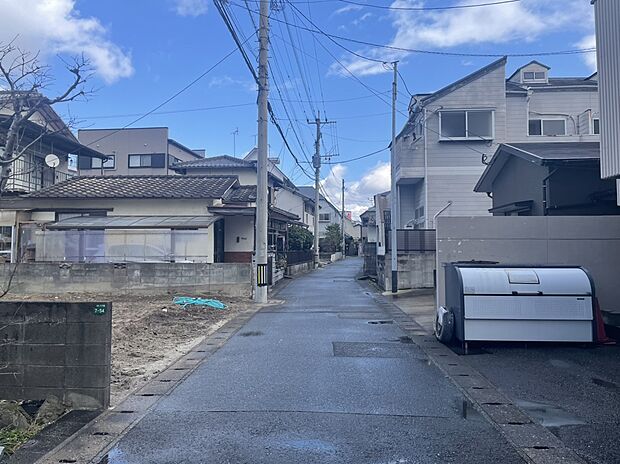 【前面道路含む現地写真】
スーパーやドラッグストアなどの買い物施設が徒歩10分圏内に充実しており、日々の買い物が便利です。/現地（2026年3月）撮影