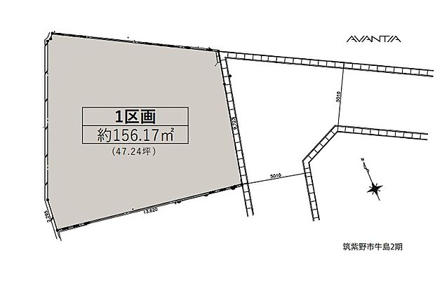 【区画図】
東側前面道路は幅員約5.0mの公道で、間口約9.6m接道しています。前面道路より高い場所に位置しているため、ご家族のプライバシーに配慮した設計・建築が可能です。