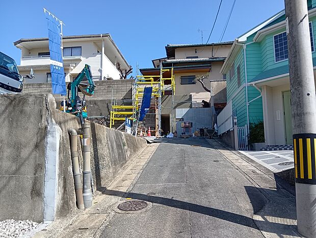 【前面道路含む現地写真】
南側道路に面しています。通り抜けができない仕様なので交通量が少なく、小さなお子様との生活も安心感があります。/現地(2026年02月)撮影