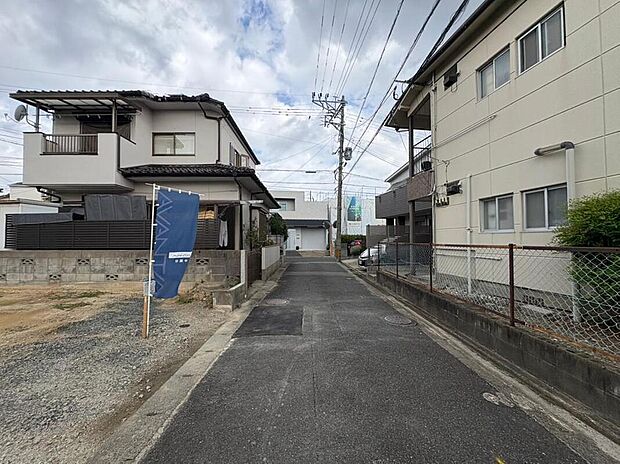 【前面道路含む現地写真】
前面道路は住宅街の生活道路となっており、穏やかな住環境が魅力です。のびのびとした子育てが叶います。/2026年8月撮影