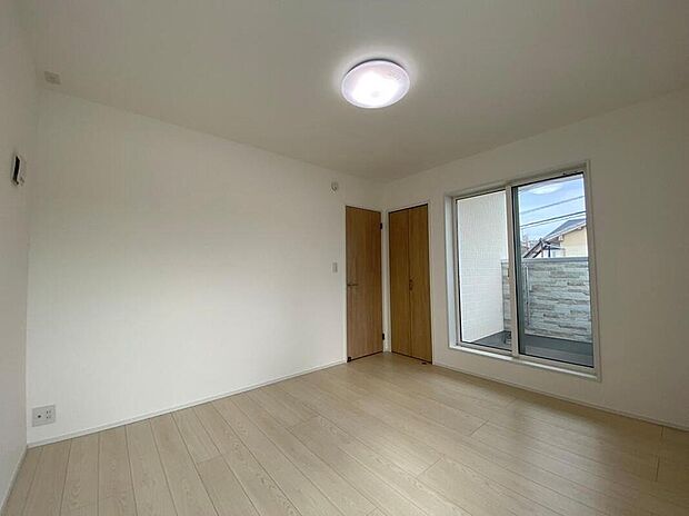 【【洋室(約7.0帖)/5号地】】WIC付きの洋室。最大面積の洋室で、主寝室として活用できます。バルコニーに出入りできるため、乾いた洗濯物をそのままWICにしまうことができます。