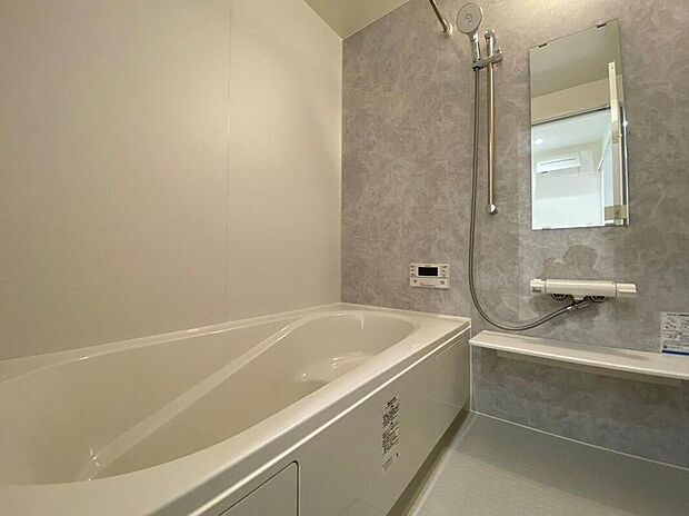 【【浴室/5号地】】お湯が冷めにくい仕様の浴槽が設置され、追い焚き回数削減に貢献してくれます。シャワーヘッドはスイッチで簡単に水を止めることができ、節水効果が期待できます。