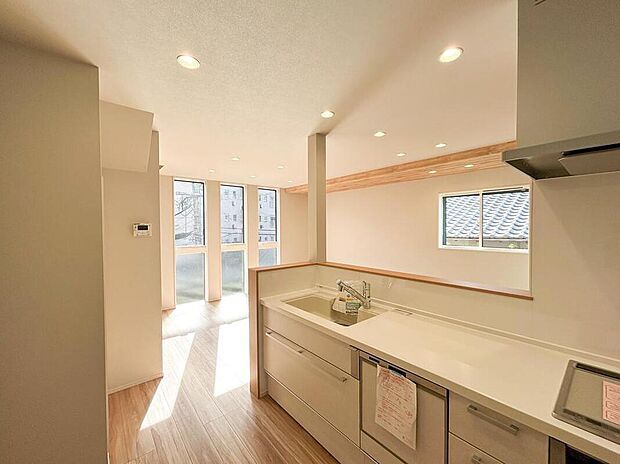 【【LDK/1号地】】キッチンの近くに洗面脱衣室があり、洗濯やお子様のお世話をしながら調理ができる家事動線に配慮された間取り。キッチンには食器洗浄乾燥機・3口のIHコンロが付いています。