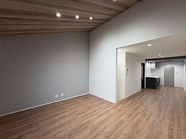 【リビング】LDK 19帖 勾配天井がアクセントの2階リビング バルコニー付き