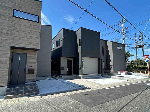 【【前面道路含む現地写真】】デザイン性の高い「ネクストの家」◎2025年6月完成の物件です。省エネルギー対策や、家事負担を軽減する便利な設備が搭載されています。/2025年8月撮影