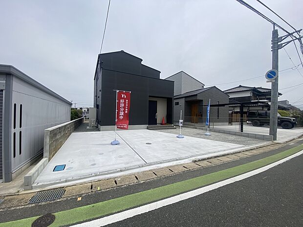 【【現地外観写真/1号地】】ゆとりあるカースペースは並列駐車が可能です。自転車やバイク置き場としても活用できます。来客用の駐車スペースとしても重宝しそうです。