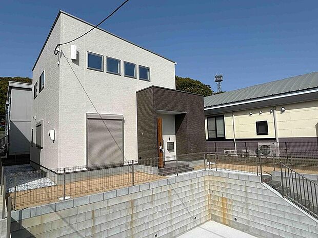 【【外観/3号地】】61坪超のゆとりある敷地◎明るい陽光が降り注ぎます。並列2台分のカースペース(車種による)や、リビングの掃き出し窓に面する庭スペースが備わっています。/2025年5月撮影