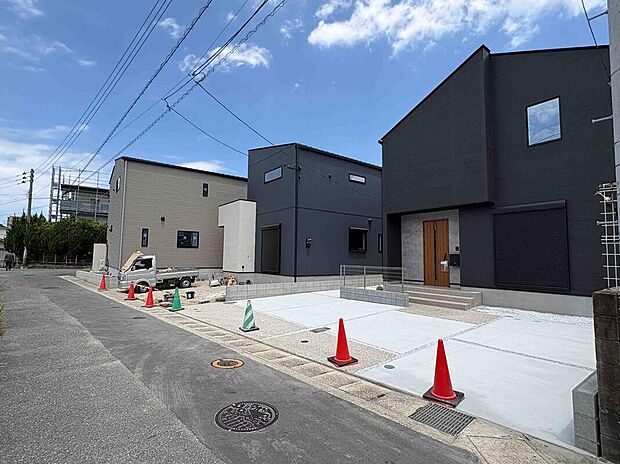 【【前面道路含む現地写真】】第一種低層住居専用地域内に位置しています。平坦地エリアにつき、自転車や徒歩でも移動しやすいです。暮らしやすい周辺環境とあわせて、ぜひ現地をご見学ください。/2026年7月撮影