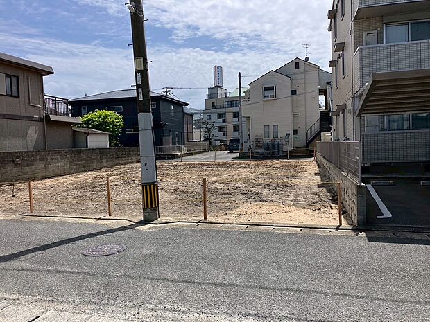 【【前面道路を含む現地/北東側】】現況更地につき、解体の費用や手間がかかりません。プランが決まり次第、スムーズに建築を開始できます。