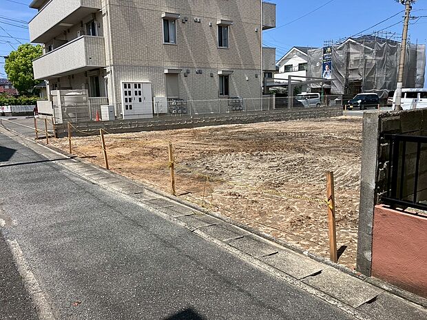 【【前面道路を含む現地/南西側】】南西側前面道路は幅員約2.34m~2.35m。現地にて、実際の陽当たりの状況や前面道路の交通量、周辺環境などをご確認くださいませ。