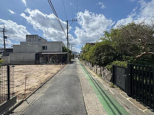 【【前面道路含む現地写真】】交通量が少ない住宅街に位置しています。周辺の住環境とあわせて、ぜひ一度現地をご見学ください。/現地2026年4月撮影