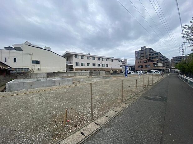 【【前面道路含む現地写真】】前面道路との間に大きな段差がなく、お車での出入庫がしやすいです。暮らしやすい周辺環境と併せてご案内いたします。詳細は、お気軽にお問い合わせください。/2026年4月撮影