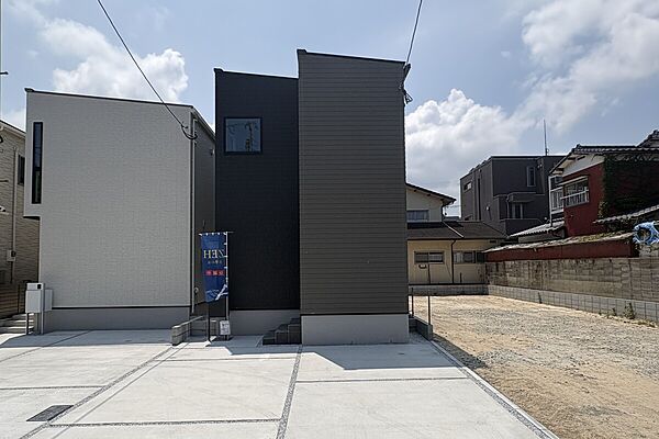 地下鉄七隈線「七隈」駅まで徒歩14分の立地。スタイリッシュな外観デザインが青空に映える、4LDKの新築一戸建て。/2026年8月撮影