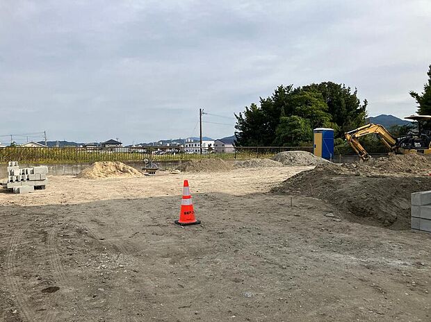 【【現地土地写真】 】旗竿地のため、前面道路からゆとりあるアプローチをご検討いただけます。敷地の奥に建物を配置しやすく、落ち着いた住環境づくりが可能です。/2025年10月撮影