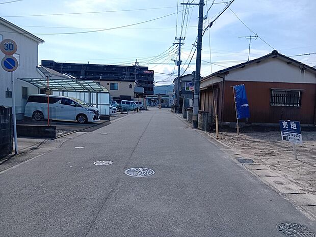 【【前面道路含む現地写真】】玄関近くに洗面室が配置されているので、帰宅後すぐに手を洗えて衛生的。ご家族が自然と顔を合わせられる、リビング階段が採用されています。/2026年3月撮影