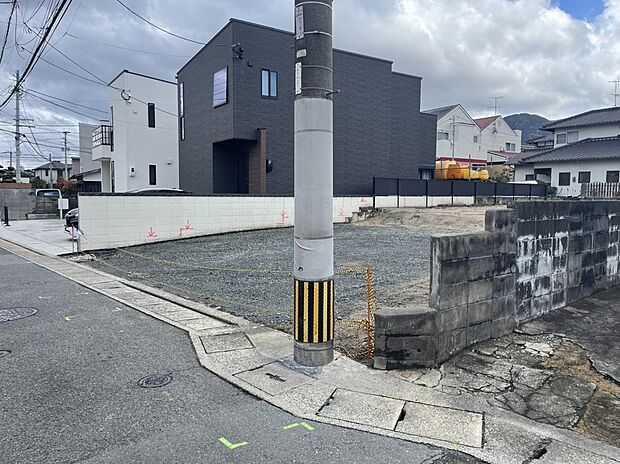 【【前面道路を含む現地写真】】【前面道路を含む現地写真】
周囲には住宅などの建物が既に建っていますので、実際の採光状況などを考慮したプランニングができます。/現地(2026年1月)撮影
