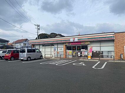 セブンイレブン福岡友丘3丁目店 約716m(徒歩9分)
