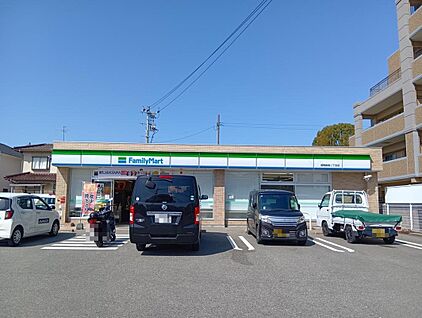 ファミリーマート飯倉二丁目店 約100m(徒歩2分)