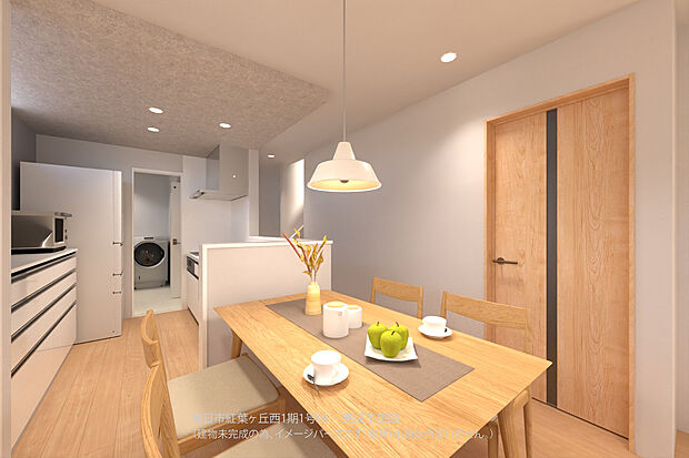 【【1号地/完成予想図/LDK】】キッチン奥に脱衣室が配された、家事動線の良いレイアウト。キッチン横に収納が備わっており、生活用品のストックに便利。パントリーとしても活用可能です。