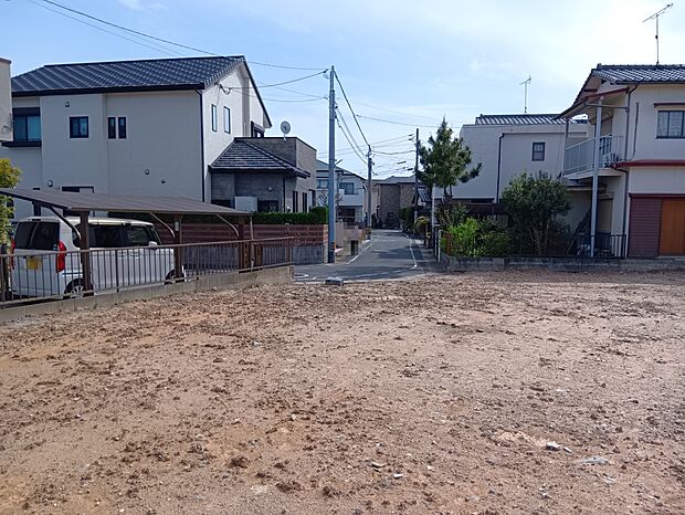 【【現地土地写真】】現況更地のため、解体費用の負担はございません。プランが決まり次第、スムーズに建築へ移行できます。/2026年4月撮影