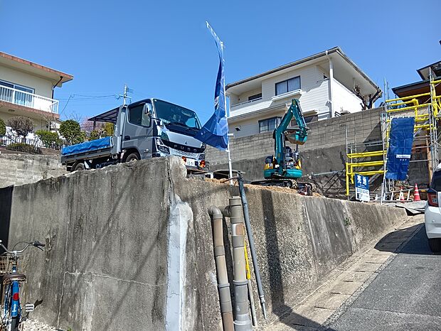 【【現地土地写真】】コンビニ、スーパー、ショッピングセンターが徒歩9分圏内に揃う、日々の暮らしに便利なロケーションです。/現地(2026年02月)撮影