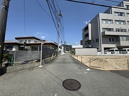 【前面道路を含む現地写真(北西側)】