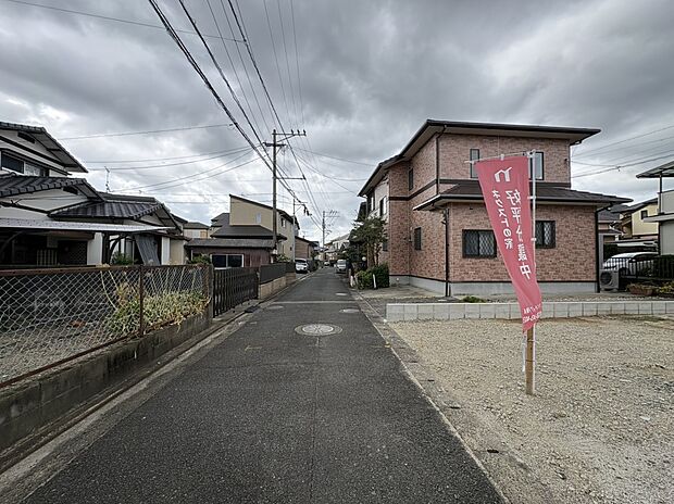 【【前面道路含む現地写真】】周りに高い建物が少なく、周辺は落ち着きのある街並みが広がります。前面道路は、見通しの良い直線道路です。/2026年8月撮影
