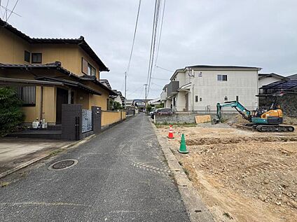 【前面道路含む現地写真】
