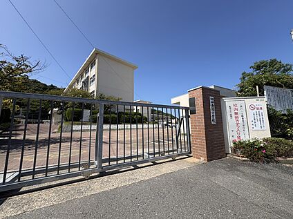 福岡市立西陵中学校 約1613m(徒歩21分)