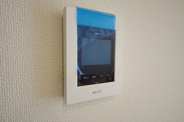 【キッチン】訪問者をモニターで確認。スイッチを押すだけで会話ができるハンズフリータイプです。