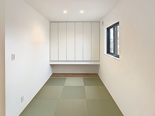 【和室】リビング横の和室には、収納も付いており、来客用のお布団や、お子様のおもちゃなどもまとめて収納ができます。