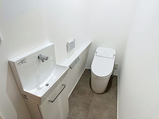【トイレ】1Fのトイレはシンプルで明るい空間に仕上げてあります。