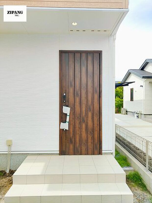 【断熱玄関ドア】断熱性能にとって開口部の玄関はとても大事です。玄関先にはポスト、宅配BOX、テレビカメラ付きのインターホンがあります。