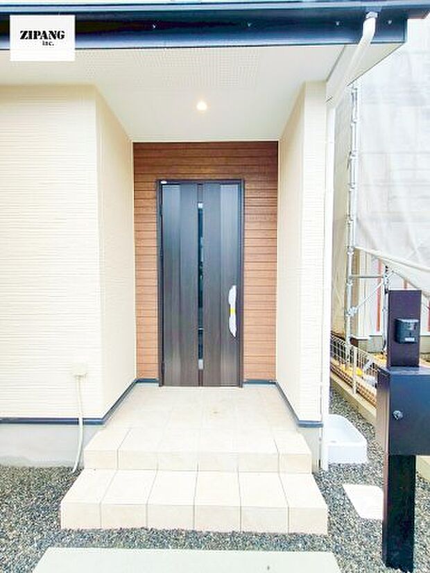 【断熱玄関ドア】断熱性能にとって開口部の玄関はとても大事です。玄関先にはポスト、テレビカメラ付きのインターホンがあります。