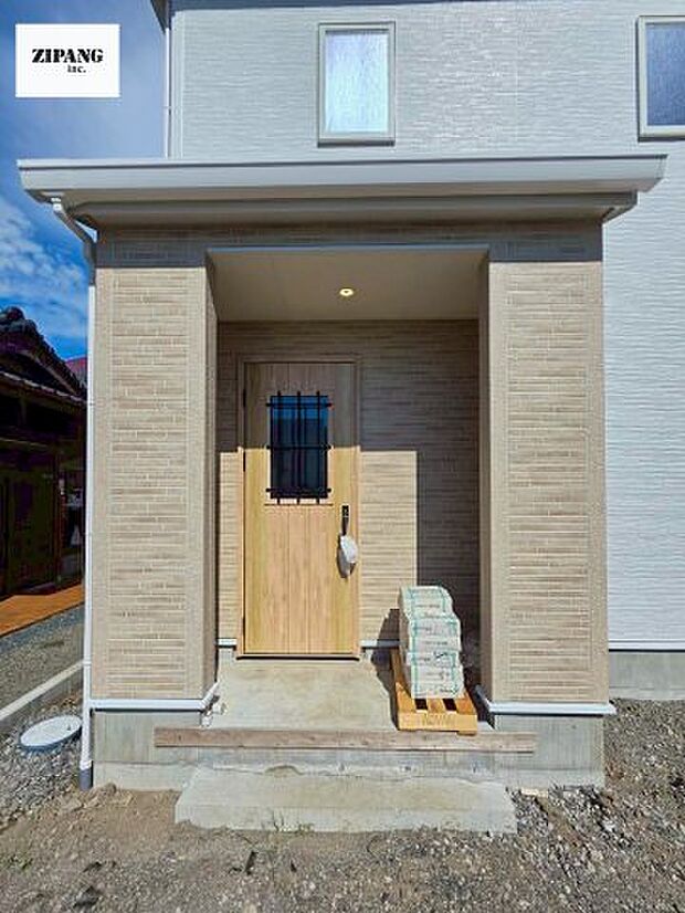 【断熱玄関ドア】断熱性能にとって開口部の玄関はとても大事です。玄関先にはポスト、テレビカメラ付きのインターホンがあります。