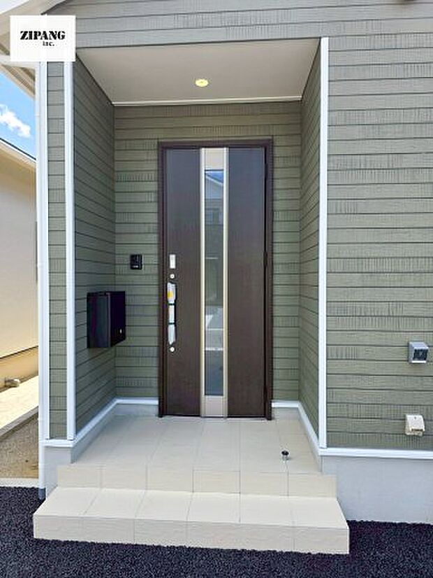 【断熱玄関ドア】断熱性能にとって開口部の玄関はとても大事です。雨にぬれずに郵便物をとることができるポスト、テレビカメラ付きのインターホンがあります。