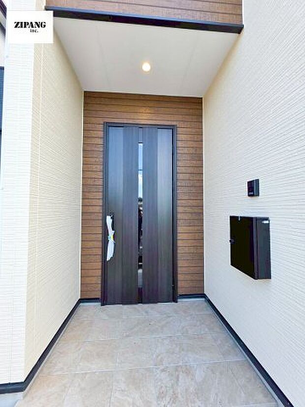 【断熱玄関ドア】断熱性能にとって開口部の玄関はとても大事です。雨にぬれずに郵便物をとることができるポスト、テレビカメラ付きのインターホンがあります。