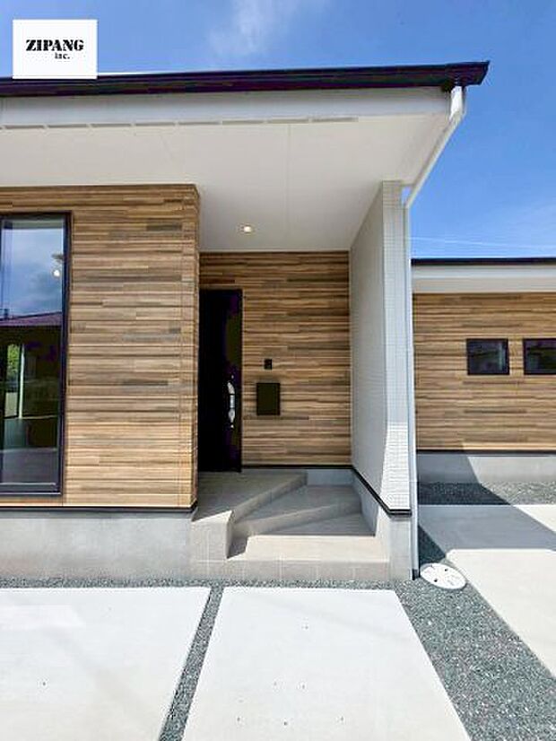 【断熱玄関ドア】断熱性能にとって開口部の玄関はとても大事です。雨にぬれずに郵便物をとることができるポスト、テレビカメラ付きのインターホンがあります。