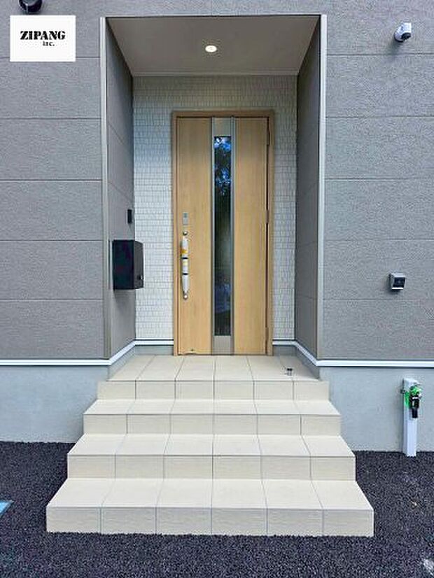 【断熱玄関ドア】断熱性能にとって開口部の玄関はとても大事です。雨にぬれずに郵便物をとることができるポスト、テレビカメラ付きのインターホンがあります。