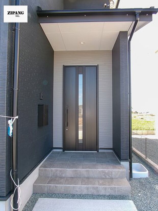 【断熱玄関ドア】断熱性能にとって開口部の玄関はとても大事です。玄関先にはポスト、テレビカメラ付きのインターホンがあります。