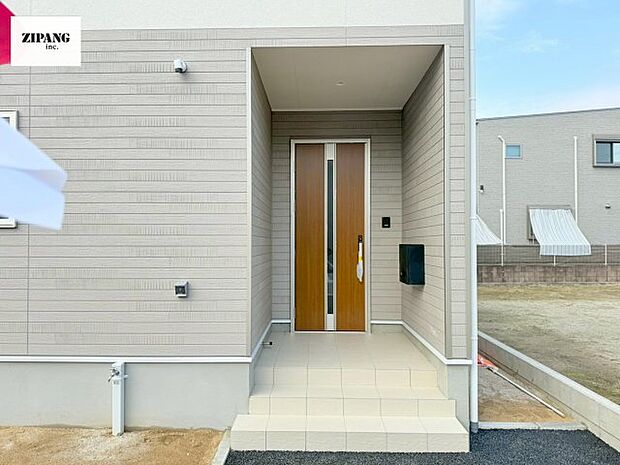 【断熱玄関ドア】断熱性能にとって開口部の玄関はとても大事です。雨にぬれずに郵便物をとることができるポスト、テレビカメラ付きのインターホンがあります.